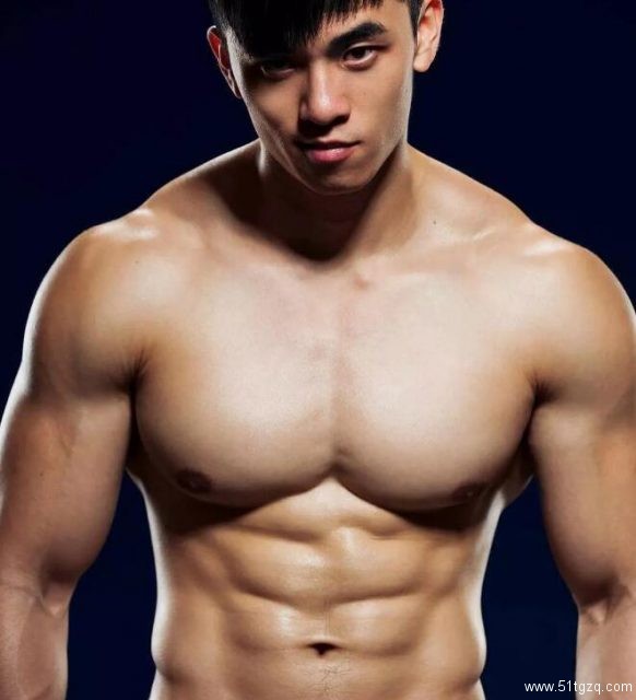 台湾网红直男体育生肌肉写真，身材堪比男模！