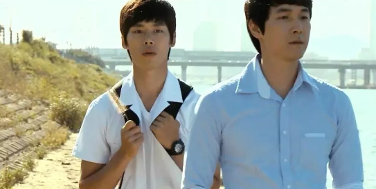 韩国同性电影《忽然之间，去年夏天》男学生要挟男老师陪旅游