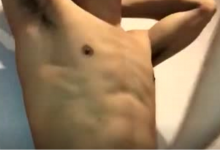 体育生被别人虐腹虐成这样,居然还面露笑容很享受-51虹马