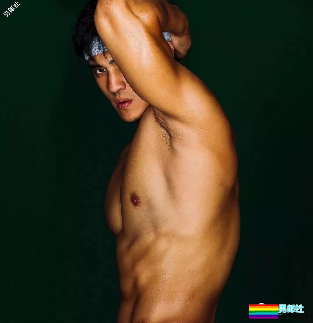 晏人物又双叒叕拍到一位肌肉帅哥,自称神似“彭于晏”,还说自己很厉害!-51虹马