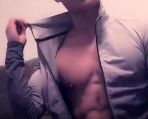 肌肉男拉开拉链才知道,里面什么都没穿!-51虹马