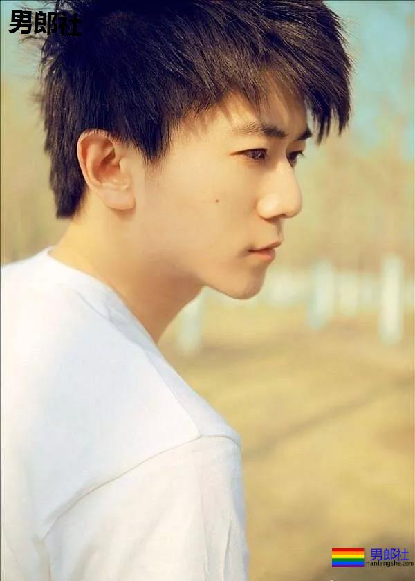 国民校草变翘屁嫩男！大胸肌小狼狗上演制服play，一睹为快! - 51虹马