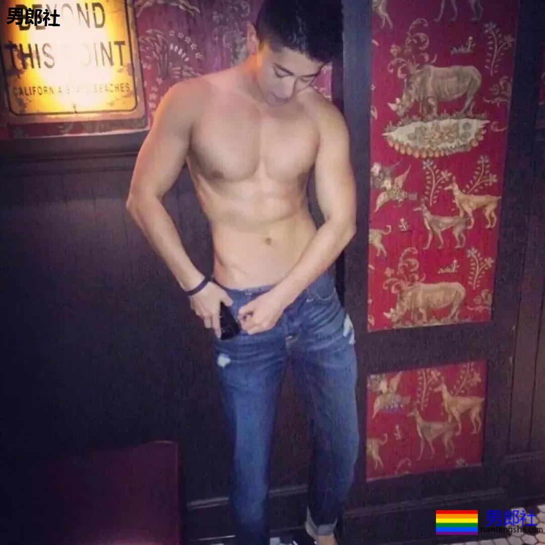 国民校草变翘屁嫩男！大胸肌小狼狗上演制服play，一睹为快! - 51虹马