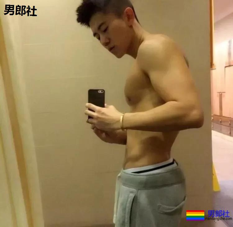 国民校草变翘屁嫩男！大胸肌小狼狗上演制服play，一睹为快! - 51虹马