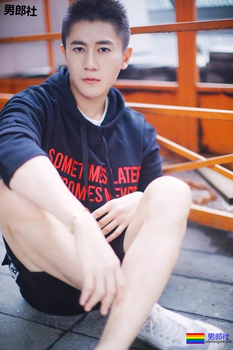 国民校草变翘屁嫩男！大胸肌小狼狗上演制服play，一睹为快! - 51虹马