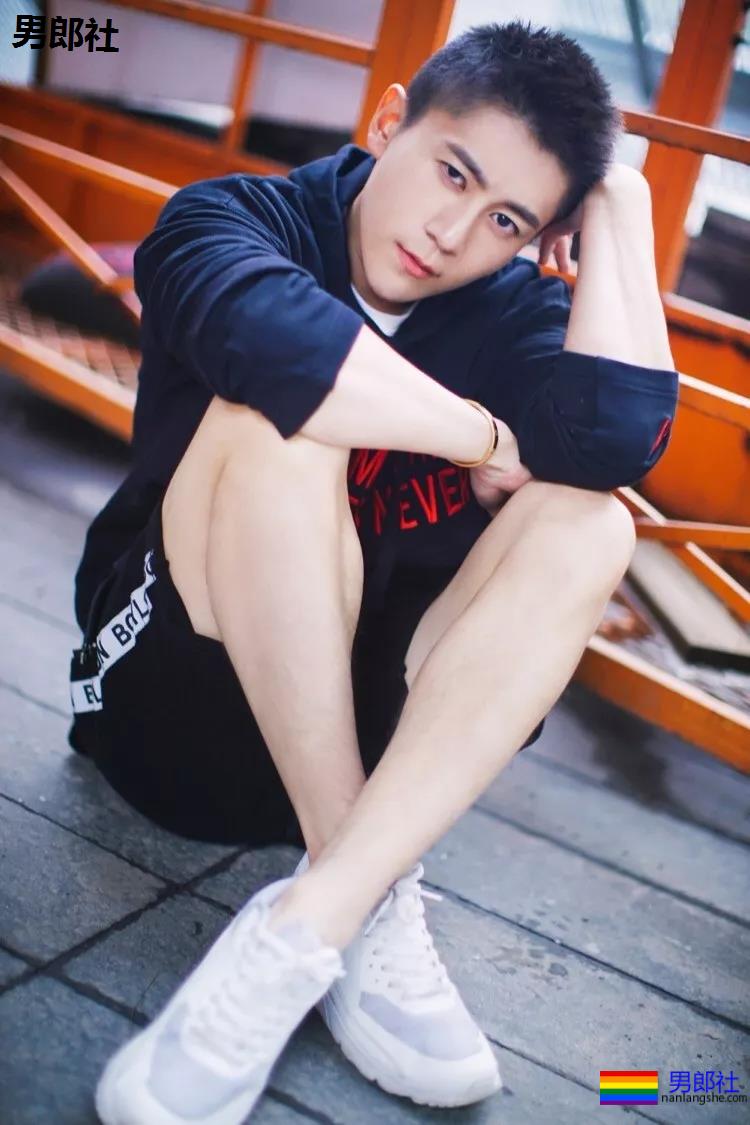 国民校草变翘屁嫩男！大胸肌小狼狗上演制服play，一睹为快! - 51虹马