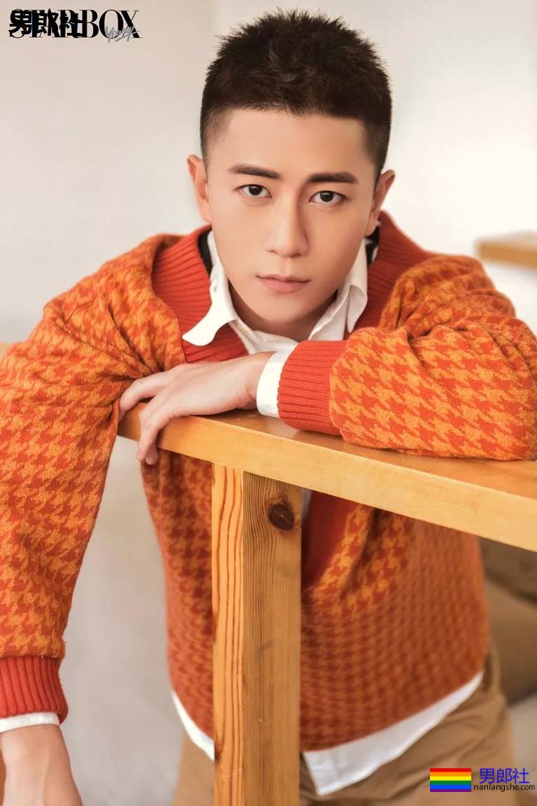 国民校草变翘屁嫩男！大胸肌小狼狗上演制服play，一睹为快! - 51虹马