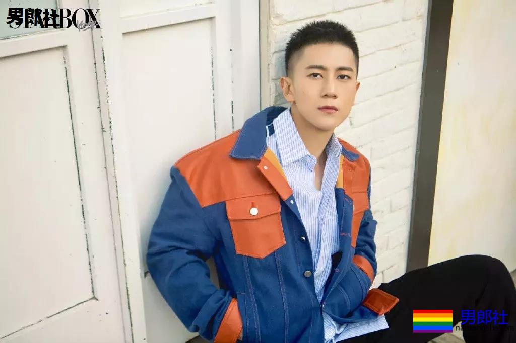 国民校草变翘屁嫩男！大胸肌小狼狗上演制服play，一睹为快! - 51虹马