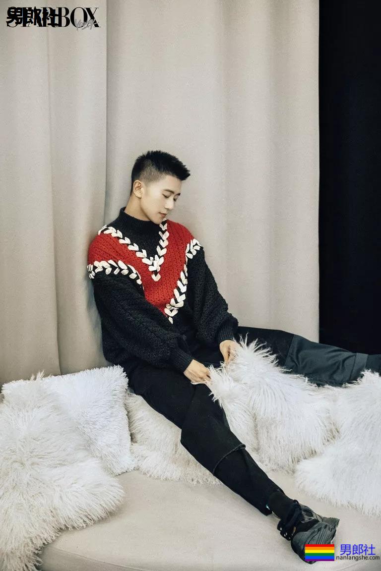 国民校草变翘屁嫩男！大胸肌小狼狗上演制服play，一睹为快! - 51虹马