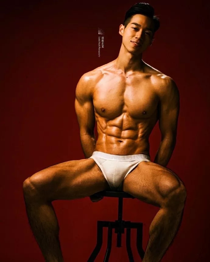 为健身比赛打造的肉体，冠军陈冠融颗颗饱满的腹肌 - 51虹马