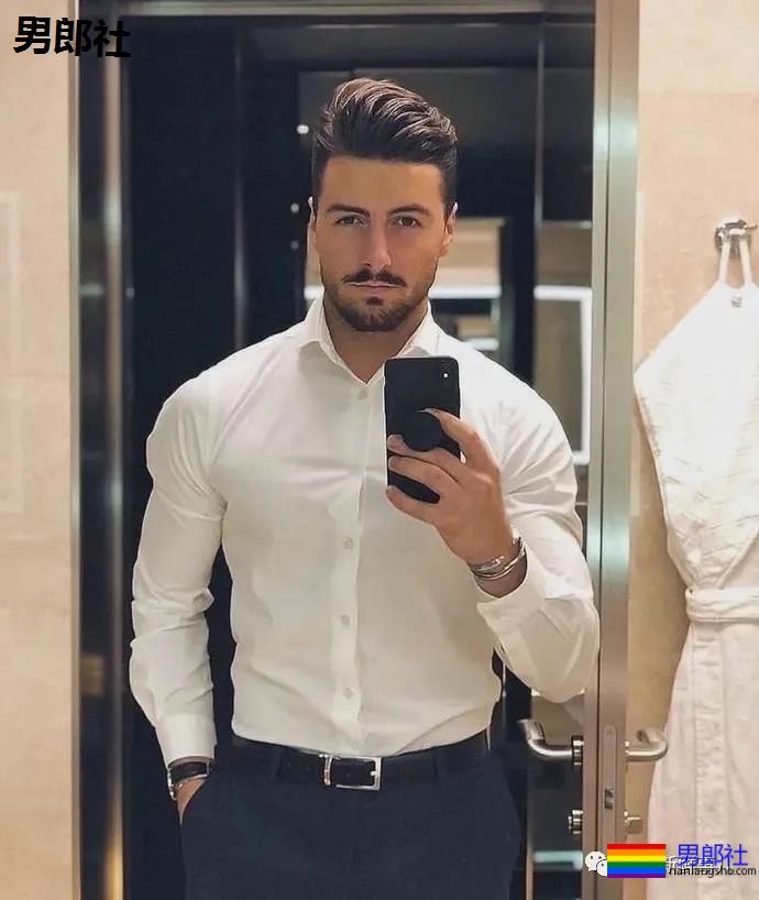 肌肉男千万别穿白衬衫，杀伤力太大！-51虹马