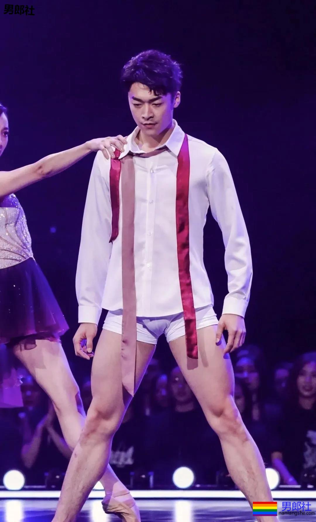 只穿白色内裤上湖南台跳舞的东北小哥哥，大家都在盯着他的巨大实力！-51虹马