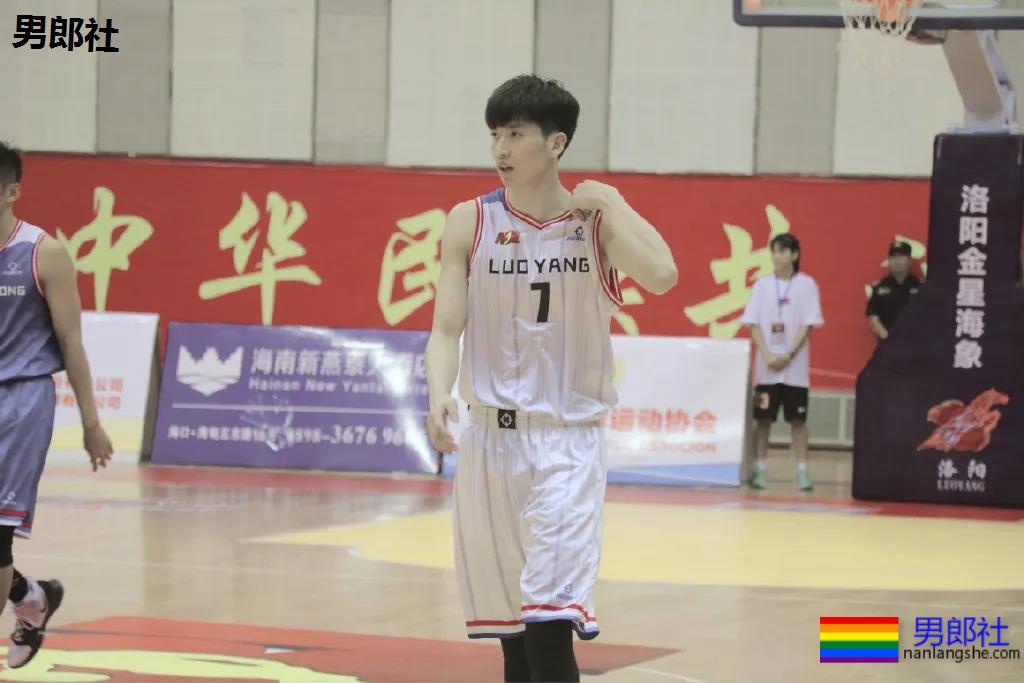 195篮球体育生挺腰小视频火了，长腿大鼻子腰力惊人!-51虹马