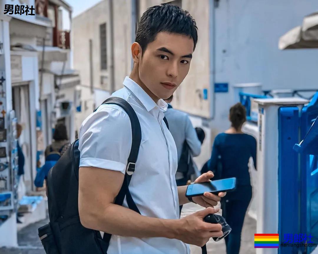 寸头肌肉小哥下海秀腱子肉，泳裤都湿了!-51虹马