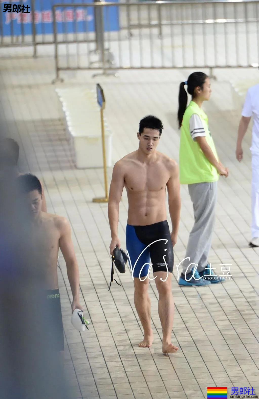 游泳体育生训练,集美们都不淡定了?-51虹马