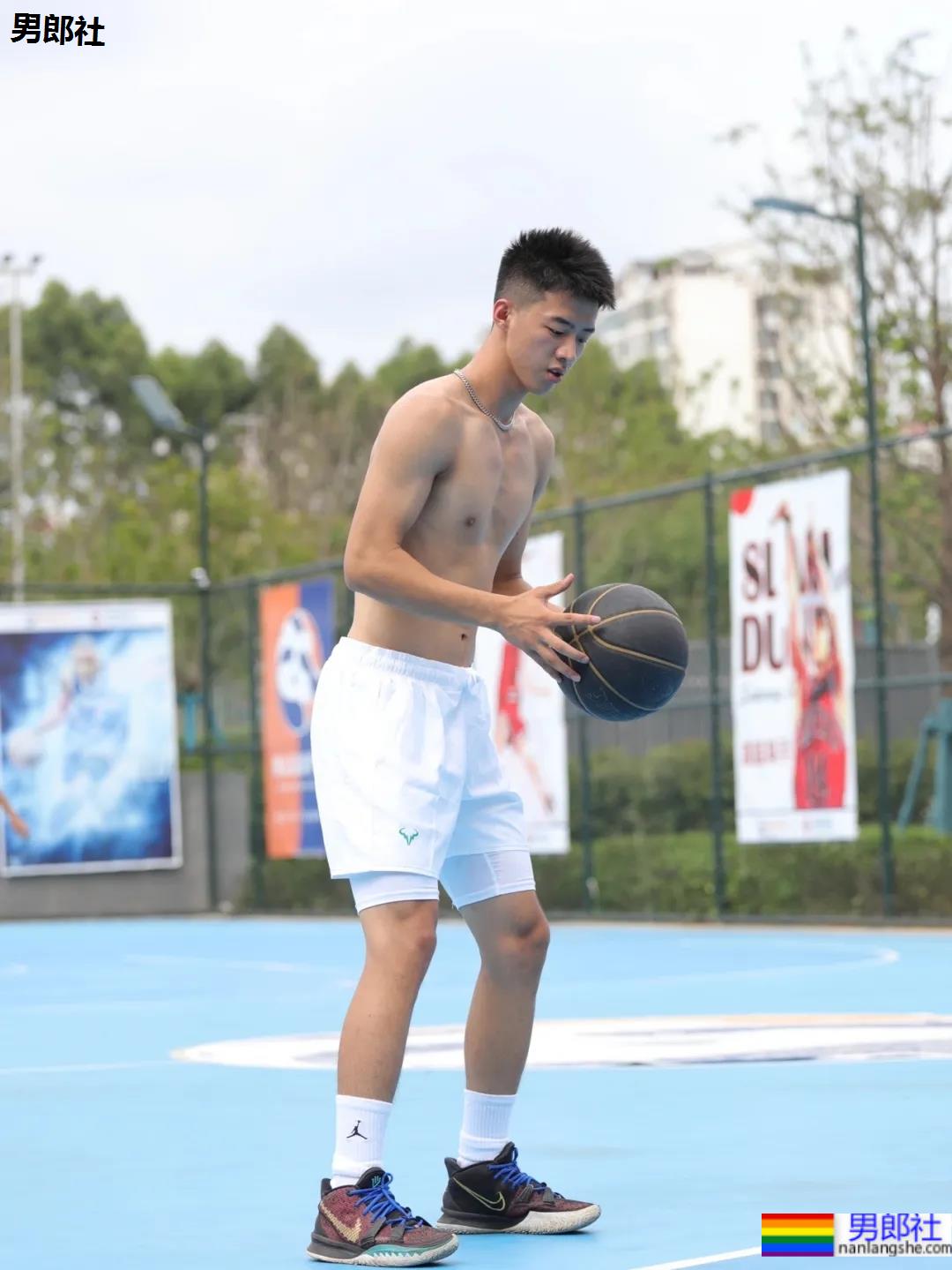 185CM成都篮球帅哥找到了!球场流汗脱衣打球太A了!-51虹马