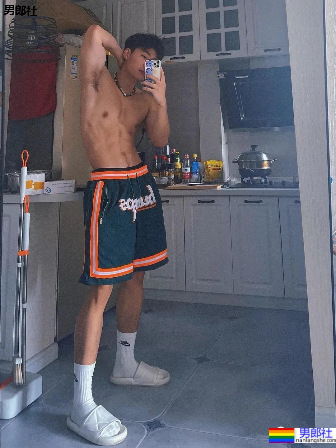 东北185CM体育生鲜肉,这六块小腹肌刚刚好!-51虹马