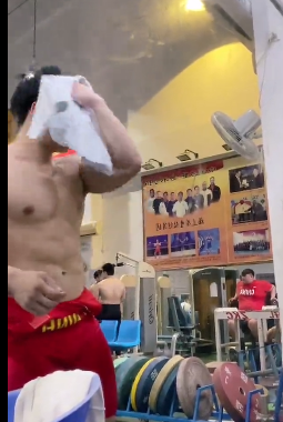 举重帅哥郑新晨穿紧身运动服，实力太强大了-51虹马