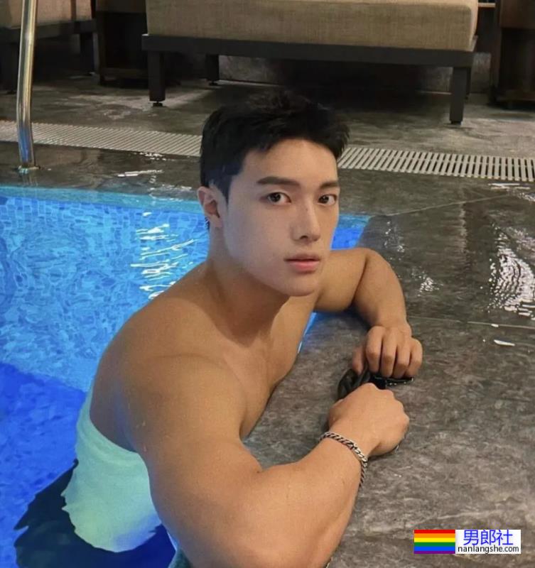 泳池里的运动小哥,大鼻子长得太耐看了-51虹马