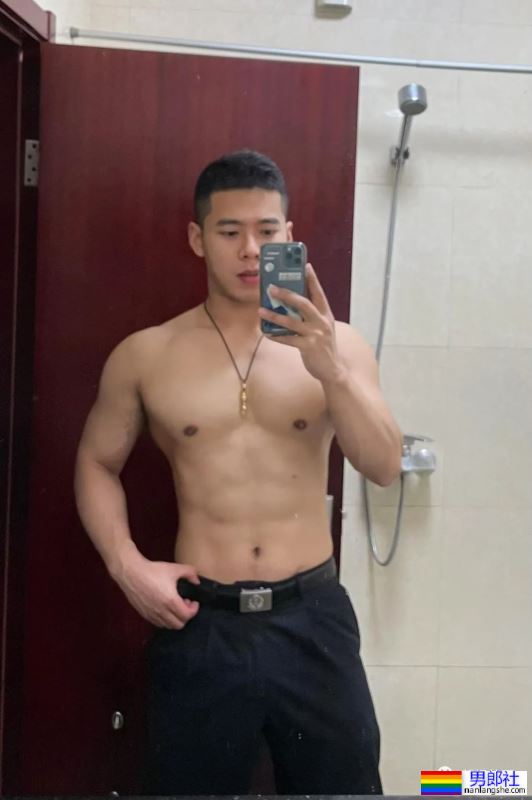 贵州的肌肉警察小哥哥,鼻子也太大了-51虹马