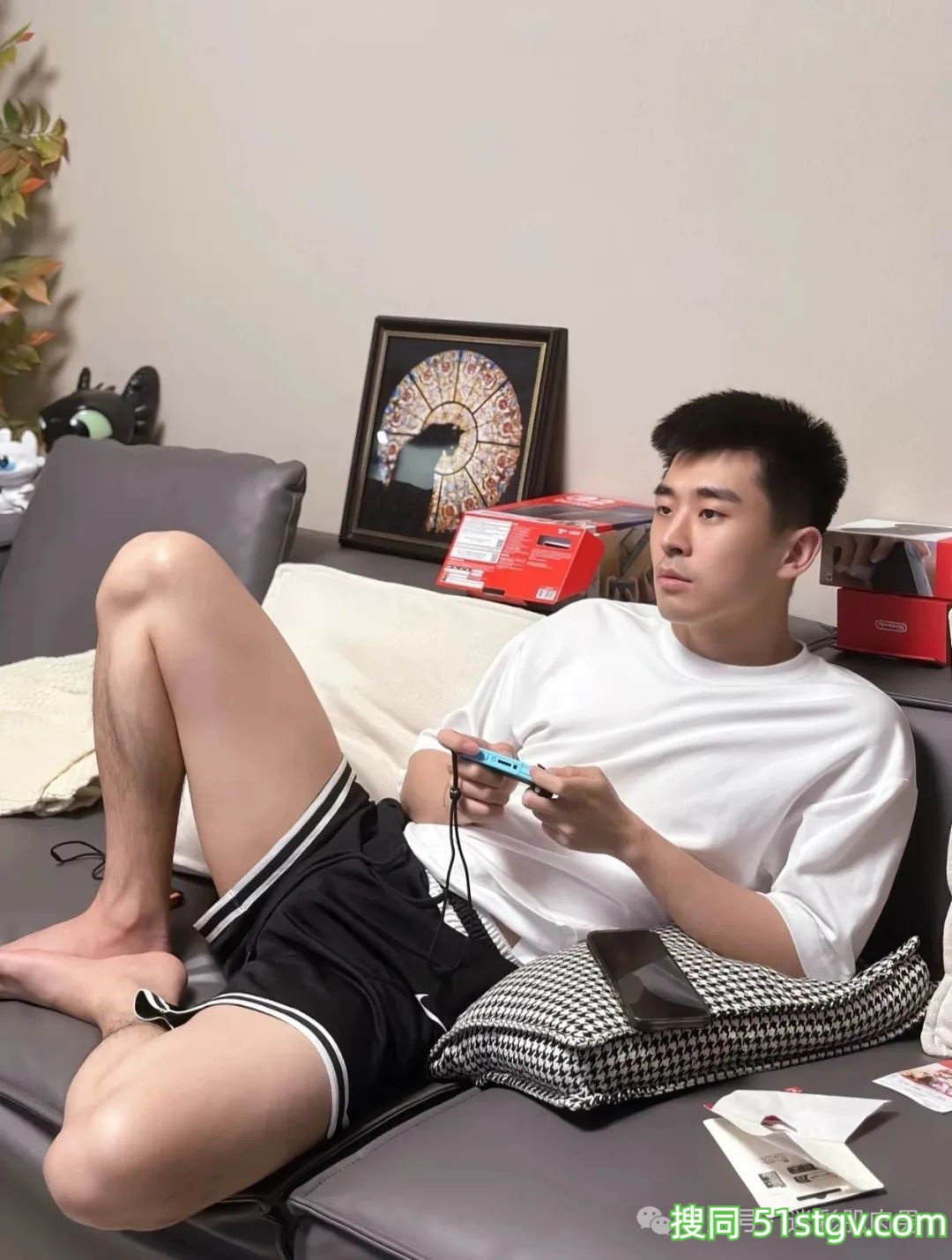 男空少运动裤穿的太短183CM的大长腿藏不住了!-51虹马