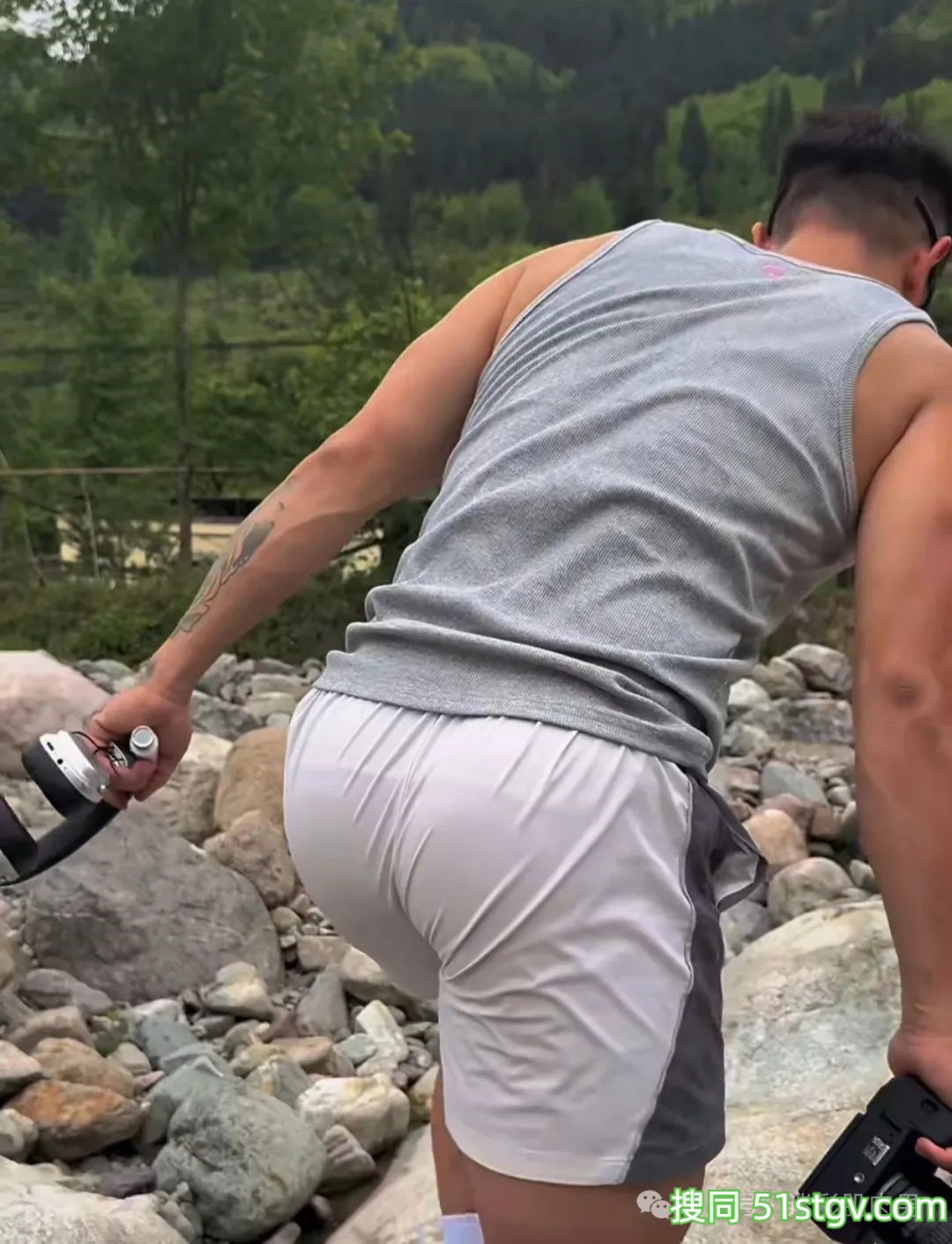 成都体院的运动男跑步,这粗壮长腿穿的太紧啦!-51虹马