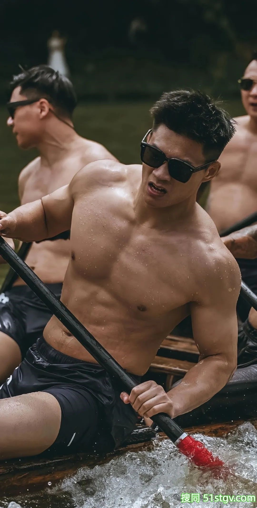 划龙舟的黑皮男耐力太强了!粗壮长腿湿透谁不心动!-51虹马