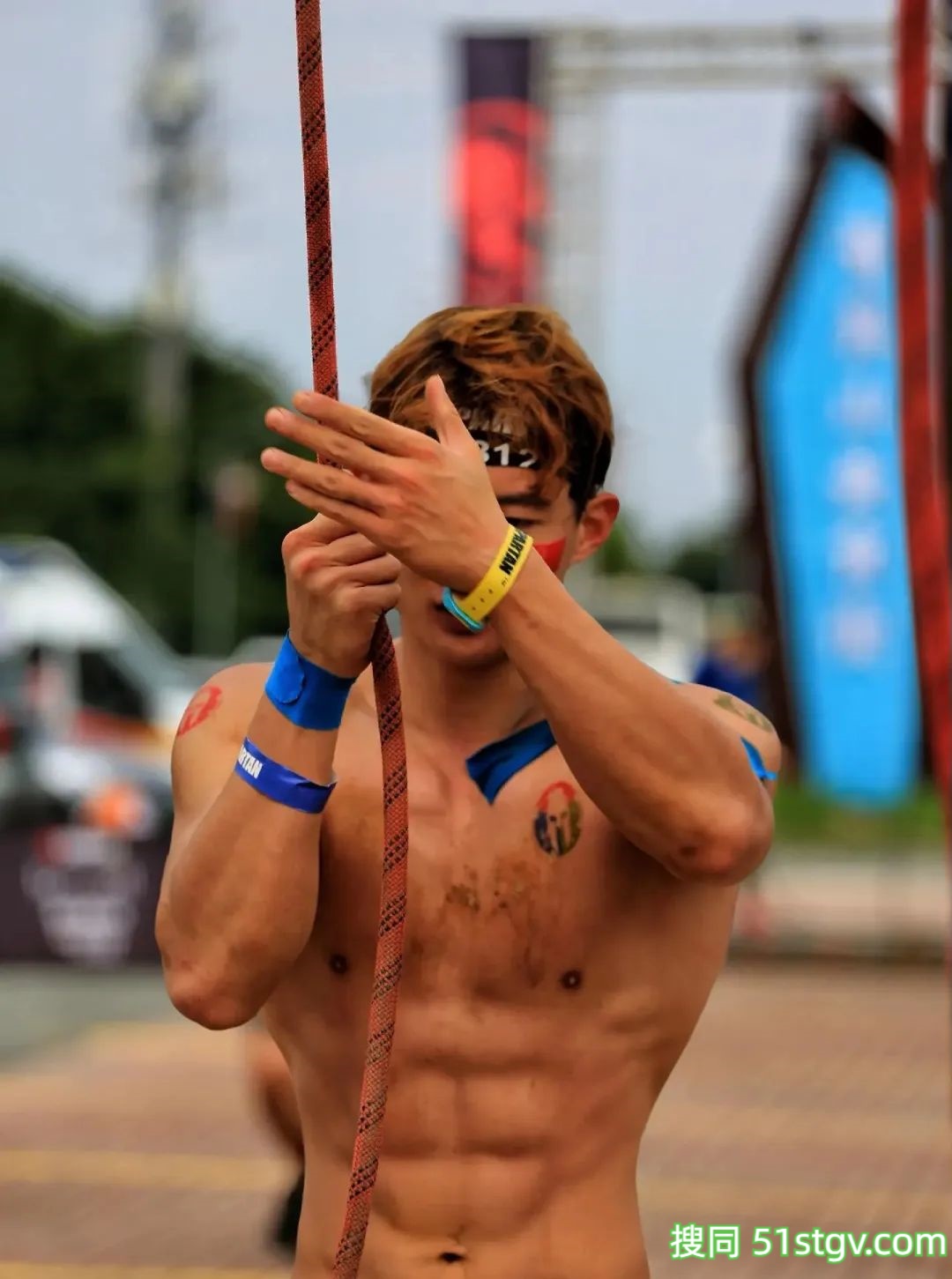 24岁大连攀岩运动员,炸裂巧克力腹肌,这手臂力量到底有多惊人-51虹马