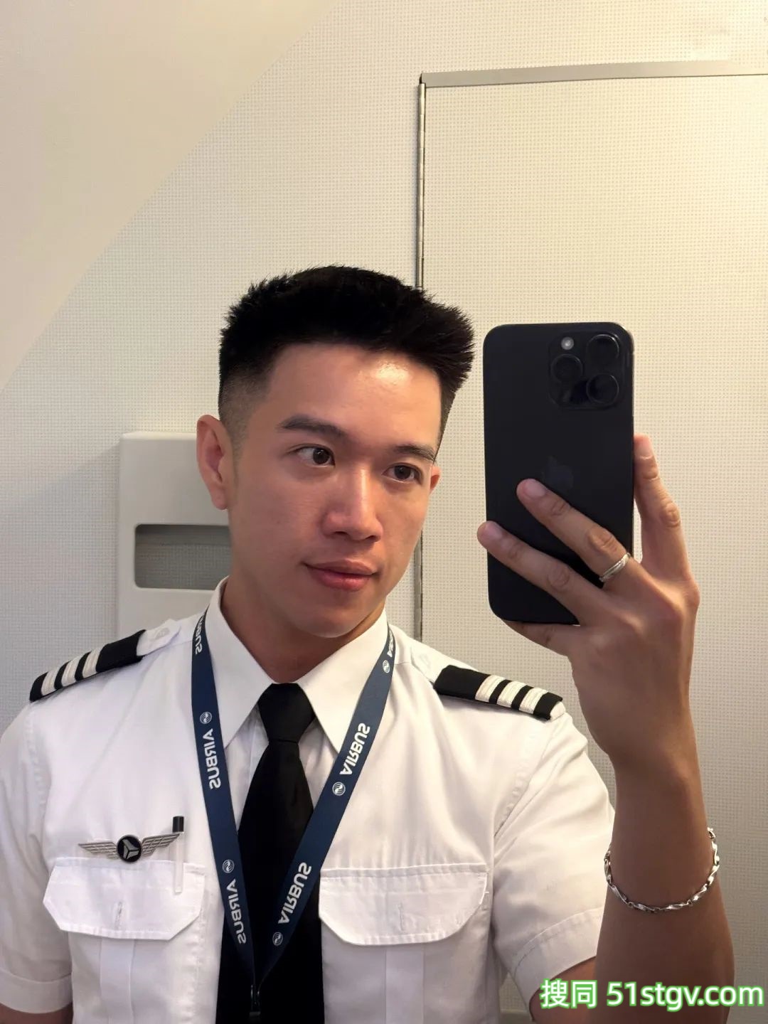 越南男飞机师,饱满胸肌结实腹肌,这制服下的肉体竟然这么性感-51虹马