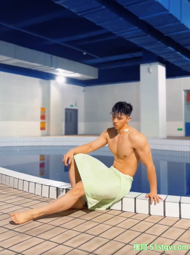 27岁体育博士,结实手臂,硬朗肌肉线条,浴巾裹腰照走红网络,泳池边的天花板-51虹马