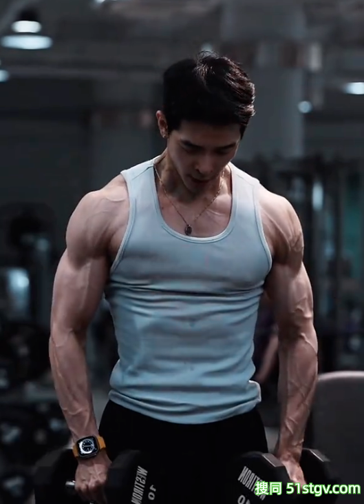 浙江健身网红抽干水分,凸显的肌肉线条,健身穿搭基础,肌肉就不基础-51虹马