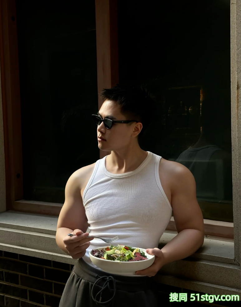 上海健身网红，肌肉男天美背杀，肩宽背后性感腰身，灯光下令人心痒痒 - 51虹马