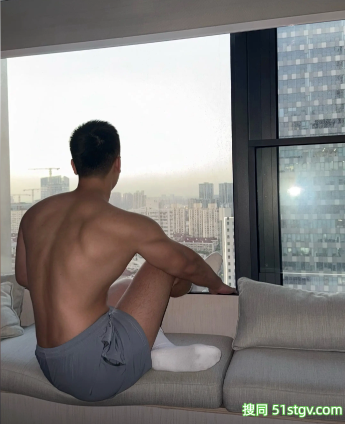 上海健身网红，肌肉男天美背杀，肩宽背后性感腰身，灯光下令人心痒痒 - 51虹马